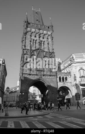 PRAGUE, RÉPUBLIQUE TCHÈQUE - le 16 octobre 2018 : La tour gothique de Prašná brána - Tour Poudrière. Banque D'Images