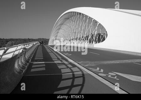 Prague - Le pont voûté moderne plus Trójský. Banque D'Images