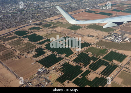 Une vue à partir de 10 000 pieds en regardant par la fenêtre d'un avion. Banque D'Images