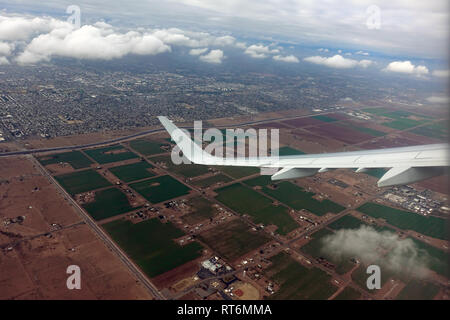 Une vue à partir de 10 000 pieds en regardant par la fenêtre d'un avion. Banque D'Images