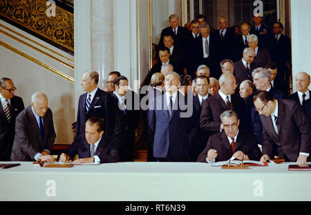 26 mai, 1972. Le président Nixon et Brejnev, Secrétaire général de la signature (1) sel traité ABM (limitation des systèmes de missiles antibalistiques) et l'accord intérimaire sur les armements stratégiques offensifs à Moscou. Banque D'Images