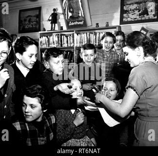 Les enfants de recevoir des cadeaux en Autriche 11/23/1952 Banque D'Images