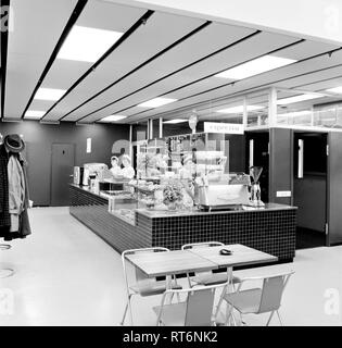 La Finlande l'histoire - Le comptoir d'un café sur le nouveau magasin Centrum de Voima coopérative. ca. 1961, Tampere, Finlande Pirkanmaa Banque D'Images