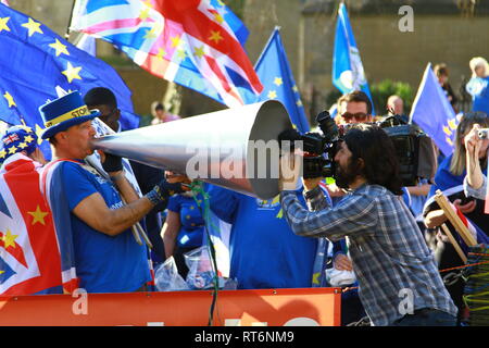 LES CRIS DU MILITANT STOP AU BREXIT STEVE BRAY EMPÊCHENT LE BREXIT PAR UN HAUT-PARLEUR PUISSANT ET UNE CAMÉRA DE CINÉMA ENREGISTRE L'ÉVÉNEMENT À LA FIN. PRO EUROPE. ANTI-BREXIT. ARRÊTEZ LA MANIFESTATION DU BREXIT DEVANT LE PALAIS DE WESTMINSTER AVEC STEVE BRAY QUI JOUE UN RÔLE DE LEADER PASSIONNÉ. Page du portefeuille de Russell Moore. Banque D'Images