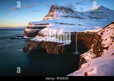 Múlafossur en cascade de Gásadalur, Îles Féroé. Banque D'Images