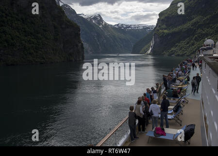 Mein Schiff 1 visite de la cascade des sept Sœurs situé juste au sud de l'historique de la ferme et le tonnerre en Knivsflå Geirangerfjorden en Norvège. Banque D'Images