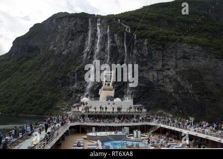 Mein Schiff 1 visite de la cascade des sept Sœurs situé juste au sud de l'historique de la ferme et le tonnerre en Knivsflå Geirangerfjorden en Norvège. Banque D'Images