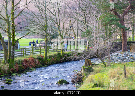 Les promeneurs et randonneurs à Lkae Buttermere sur une journée l'hiver,parc national de Lake District, Cumbria, Angleterre Banque D'Images