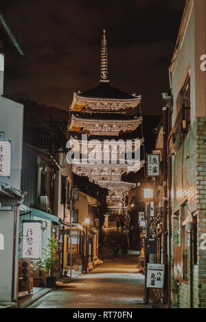 Belle pagoda temple de Higashiyama de nuit avec l'éclairage de rue et les touristes à pied. Banque D'Images