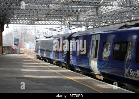 Class 380 Desiro électriques train dans Arbellio Scotrail livery laissant Paisley Gilmour Street Railway station le 25 février 2019. Banque D'Images