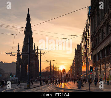 Edinburgh, Ecosse, Royaume-Uni. 27 Février, 2019. Voir au coucher du soleil le long de Princes Street à Edimbourg Banque D'Images