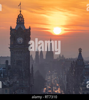 Edinburgh, Ecosse, Royaume-Uni. 27 Février, 2019. Voir au coucher du soleil le long de Princes Street à Edimbourg Calton Hill Banque D'Images