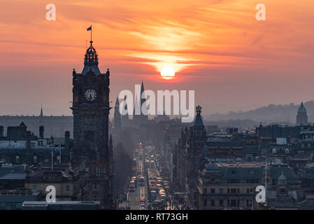 Edinburgh, Ecosse, Royaume-Uni. 27 Février, 2019. Voir au coucher du soleil le long de Princes Street à Edimbourg Calton Hill Banque D'Images