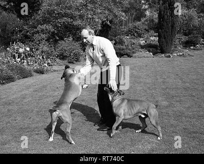 John Surtees avec ses chiens de compagnie 1966 Banque D'Images