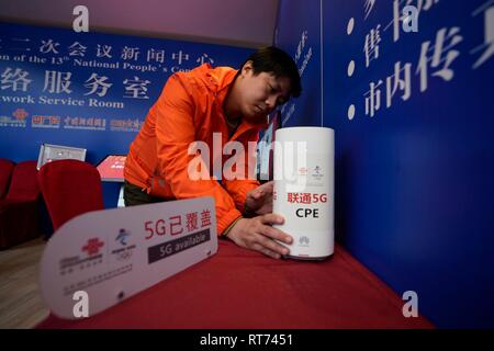 (190228) -- BEIJING, 28 février 2019 (Xinhua) -- Zhang Peng, un ingénieur de géant des télécommunications chinois China Unicom, Teste un périphérique réseau 5G au centre de presse pour la deuxième session de la 13e APN et la deuxième session de la 13ème CCPPC Comité national à Beijing, capitale de Chine, le 27 février, 2019. Le centre de presse a été mis en usage officiel mercredi. La 13e Assemblée populaire nationale (APN), organe législatif national, la Chine va commencer sa deuxième session annuelle le 5 mars et le 13e Comité National de la Conférence consultative politique du peuple chinois (CCPPC), la nationa Banque D'Images