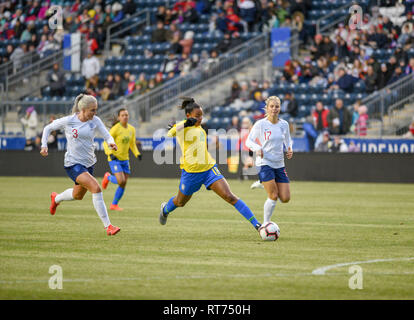 Chester, Pennsylvanie, USA. Feb 27, 2019. JULLANA du Brésil (17) en action contre l'Angleterre ALEX GREENWOOD (3) et Rachel DALY (17) lors du match au stade de l'énergie Talen Chester Ohio Crédit : Ricky Fitchett/ZUMA/Alamy Fil Live News Banque D'Images