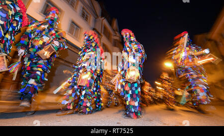Konstanz, Allemagne. 28 Février, 2019. Plusieurs des imbéciles d'Constance 'Blätzlebuebe' (fleurs de floraison) sont tirant leurs lanternes à Turin à la soi-disant Dunschtig sale. Depuis les premières heures du matin des centaines de fous ont été l'éveil de la population de Constance avec de la musique, des sonneries et des casse-tête. Le point culminant est la lanterne de la danse. Crédit : Felix Kästle/dpa/Alamy Live News Banque D'Images