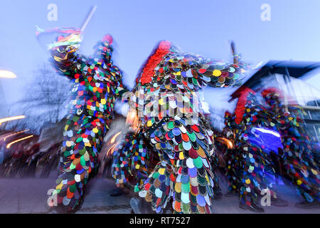 Konstanz, Allemagne. 28 Février, 2019. Plusieurs des imbéciles d'Constance 'Blätzlebuebe' dance à la soi-disant Dunschtig sale avec leurs lanternes sur Turin. Depuis les premières heures du matin des centaines de fous ont été l'éveil de la population de Constance avec de la musique, des sonneries et des casse-tête. Le point culminant est la lanterne de la danse. Crédit : Felix Kästle/dpa/Alamy Live News Banque D'Images