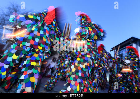 Konstanz, Allemagne. 28 Février, 2019. Plusieurs des imbéciles d'Constance 'Blätzlebuebe' dance à la soi-disant Dunschtig sale avec leurs lanternes sur Turin. Depuis les premières heures du matin des centaines de fous ont été l'éveil de la population de Constance avec de la musique, des sonneries et des casse-tête. Le point culminant est la lanterne de la danse. Crédit : Felix Kästle/dpa/Alamy Live News Banque D'Images