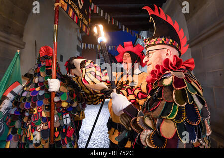 Konstanz, Allemagne. 28 Février, 2019. À la soi-disant à la sale Dunschtig Schnetztor Blätzlebuebe plusieurs de la constance des imbéciles Demandez aux gardiens pour laisser les fous dans la ville. Depuis les premières heures du matin des centaines de fous ont été l'éveil de la population de Constance avec de la musique, des sonneries et des casse-tête. Le point culminant est la lanterne de la danse. Crédit : Felix Kästle/dpa/Alamy Live News Banque D'Images