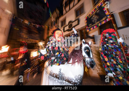 Konstanz, Allemagne. 28 Février, 2019. La Blätzle policier (au centre) de la constance de la guilde dirige le Blätzlebuebe tromper soi-disant Dunschtig sale, le pack de constance des imbéciles à travers le centre ville, alors qu'il sonne la cloche. Depuis les premières heures du matin des centaines de fous ont été l'éveil de la population de Constance avec de la musique, des sonneries et des casse-tête. Crédit : Felix Kästle/dpa/Alamy Live News Banque D'Images