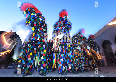 Konstanz, Allemagne. 28 Février, 2019. Plusieurs des imbéciles d'Constance 'Blätzlebuebe' dance à la soi-disant Dunschtig sale avec leurs lanternes sur Turin. Depuis les premières heures du matin des centaines de fous ont été l'éveil de la population de Constance avec de la musique, des sonneries et des casse-tête. Le point culminant est la lanterne de la danse. Crédit : Felix Kästle/dpa/Alamy Live News Banque D'Images