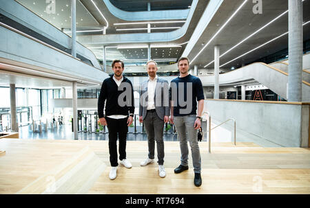 Berlin, Allemagne. 28 Février, 2019. Les membres du conseil d'Zalando David Schneider (r), Robert Gentz (l) et Rubin Ritter présente l'année 2018 lors d'une conférence de presse au siège de la nouvelle société à Friedrichshain. Crédit : Bernd von Jutrczenka/dpa/Alamy Live News Banque D'Images