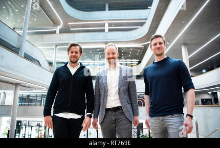 Berlin, Allemagne. 28 Février, 2019. Les membres du conseil d'Zalando David Schneider (r), Robert Gentz (l) et Rubin Ritter présente l'année 2018 lors d'une conférence de presse au siège de la nouvelle société à Friedrichshain. Crédit : Bernd von Jutrczenka/dpa/Alamy Live News Banque D'Images