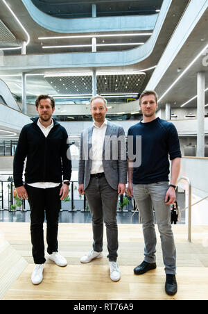 Berlin, Allemagne. 28 Février, 2019. Les membres du conseil d'Zalando David Schneider (r), Robert Gentz (l) et Rubin Ritter présente l'année 2018 lors d'une conférence de presse au siège de la nouvelle société à Friedrichshain. Crédit : Bernd von Jutrczenka/dpa/Alamy Live News Banque D'Images