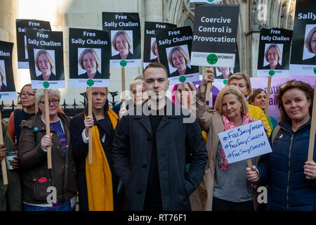 La Haute Cour de Londres, Royaume-Uni. 27 févr. 2019. David, le fils de Sally Challen( au centre) avec les manifestants. Manifestation devant la Haute Cour à l'appui de Sally Challen qui ont matraqué son mari à mort avec un marteau.Georgina Challen, connu sous le nom de Sally, dit qu'elle a tué 61 ans Richard en août 2010 après des années d'être contrôlés et humiliés par lui. Son fils David Challen mène la protestation. La cour d'appel est d'entendre une déclaration de culpabilité de meurtre défi.Elle a souffert des décennies de contrôle coercitif, une forme de violence domestique qui supprime les victimes de leur liberté et de la liberté. Credit : Tommy Londres/Alamy Banque D'Images