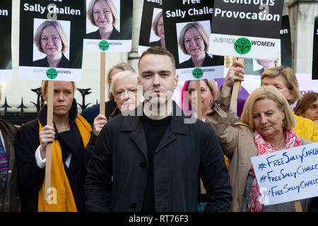 La Haute Cour de Londres, Royaume-Uni. 27 févr. 2019. David, le fils de Sally Challen( au centre) avec les manifestants. Manifestation devant la Haute Cour à l'appui de Sally Challen qui ont matraqué son mari à mort avec un marteau.Georgina Challen, connu sous le nom de Sally, dit qu'elle a tué 61 ans Richard en août 2010 après des années d'être contrôlés et humiliés par lui. Son fils David Challen mène la protestation. La cour d'appel est d'entendre une déclaration de culpabilité de meurtre défi.Elle a souffert des décennies de contrôle coercitif, une forme de violence domestique qui supprime les victimes de leur liberté et de la liberté. Credit : Tommy Londres/Alamy Banque D'Images