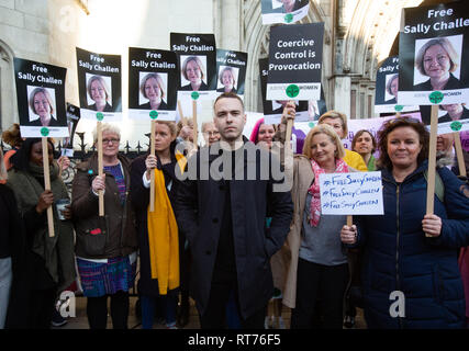 La Haute Cour de Londres, Royaume-Uni. 27 févr. 2019. David, le fils de Sally Challen( au centre) avec les manifestants. Manifestation devant la Haute Cour à l'appui de Sally Challen qui ont matraqué son mari à mort avec un marteau.Georgina Challen, connu sous le nom de Sally, dit qu'elle a tué 61 ans Richard en août 2010 après des années d'être contrôlés et humiliés par lui. Son fils David Challen mène la protestation. La cour d'appel est d'entendre une déclaration de culpabilité de meurtre défi.Elle a souffert des décennies de contrôle coercitif, une forme de violence domestique qui supprime les victimes de leur liberté et de la liberté. Credit : Tommy Londres/Alamy Banque D'Images