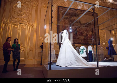 Windsor, Royaume-Uni. 28 Février, 2019. Commissaire de l'exposition Caroline de Guitaut (l) observe son altesse royale la princesse Eugenie's robe de mariage, créé par Peter Pilotto et Christopher De Vos, de l'étiquette britannique Peter Pilotto, et M. Jack Brooksbank's matin complet fait par des tailleurs au centre Huntsman sur Savile Row, qui vont à l'écran avec d'autres éléments de leurs tenues de mariage au château de Windsor à partir du 1er mars au 22 avril. Autres articles : l'Émeraude Greville Kokoshnik Tiara et un diamant deux brooche blé-ear. Credit : Mark Kerrison/Alamy Live News Banque D'Images