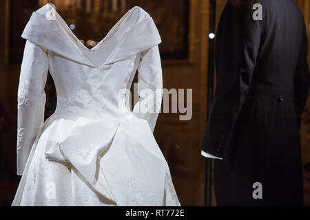 Windsor, Royaume-Uni. 28 Février, 2019. Un détail du dos de SAR la Princesse Eugénie's robe de mariage, créé par Peter Pilotto et Christopher De Vos, de l'étiquette britannique Peter Pilotto, qui a été expressément demandé par la Princesse pour afficher la cicatrice de la chirurgie elle a subi de 12 à corriger une scoliose. La robe et M. Jack Brooksbank's matin complet fait par des tailleurs au centre Huntsman sur Savile Row, rendez-vous sur l'écran avec d'autres éléments de leurs tenues de mariage au château de Windsor. Credit : Mark Kerrison/Alamy Live News Banque D'Images