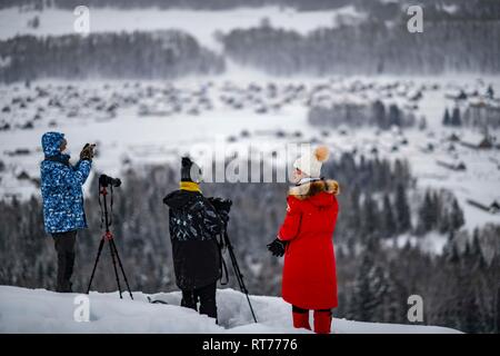 (190228) -- URUMQI, 28 févr. 2019 (Xinhua) -- Les touristes de prendre des photos du premier coucher du soleil de l'année à la zone panoramique de Kanas en Kanas, nord-ouest de la Chine, la Région autonome du Xinjiang Uygur, janv. 1, 2019. Le Xinjiang a reçu plus de 3 millions de touristes au cours de la semaine du Festival du printemps de 2019, en hausse de plus de 71 pour cent d'année en année, selon le département régional de la culture et du tourisme. Le nombre de touristes au Xinjiang a dépassé 150 millions de dollars l'an dernier, en hausse de plus de 40 pour cent. Il vise à réaliser une croissance de 40 pour cent pour les revenus et le nombre de touristes en 2019, faire du tourisme un pilier ind Banque D'Images