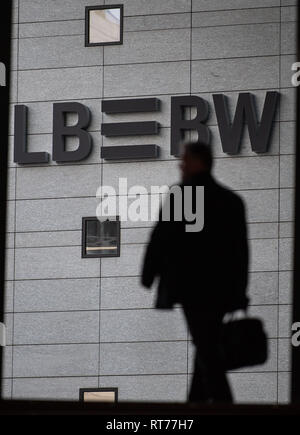 Stuttgart, Allemagne. 28 Février, 2019. Un homme marche en face du lettrage de Landesbank Baden-Württemberg (LBBW). LBBW a présenté ses premiers chiffres d'affaires. 2018 La banque a obtenu 420 millions d'euros après impôts. Crédit : Sébastien Gollnow/dpa/Alamy Live News Banque D'Images