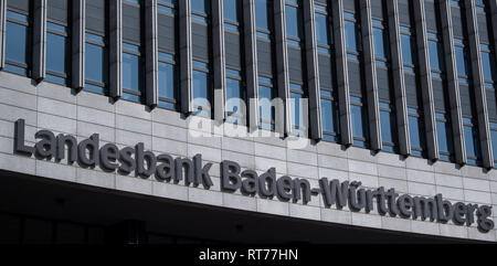 Stuttgart, Allemagne. 28 Février, 2019. Le lettrage de la Landesbank Baden-Württemberg (LBBW). LBBW a présenté ses premiers chiffres d'affaires. 2018 La banque a obtenu 420 millions d'euros après impôts. Crédit : Sébastien Gollnow/dpa/Alamy Live News Banque D'Images