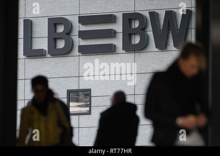 Stuttgart, Allemagne. 28 Février, 2019. Trois personnes à pied le long de la Landesbank Baden-Württemberg de lettrage (LBBW). LBBW a présenté ses premiers chiffres d'affaires. 2018 La banque a obtenu 420 millions d'euros après impôts. Crédit : Sébastien Gollnow/dpa/Alamy Live News Banque D'Images