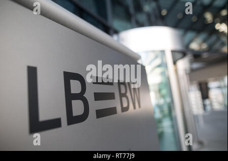 Stuttgart, Allemagne. 28 Février, 2019. Le lettrage de la Landesbank Baden-Württemberg (LBBW). LBBW a présenté ses premiers chiffres d'affaires. 2018 La banque a obtenu 420 millions d'euros après impôts. Crédit : Sébastien Gollnow/dpa/Alamy Live News Banque D'Images