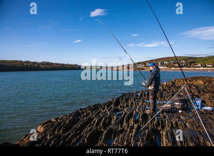 Fountainstown, Cork, Irlande. 28 Février, 2019. Avec le temps le unseasonal où tempertures atteint 13 degrés, Barry O'Rourke de Carrigaline saisit l'occasion de passer son temps libre à partir de la pêche dans les rochers Fountainstown, Espagne Crédit : David Creedon/Alamy Live News Banque D'Images