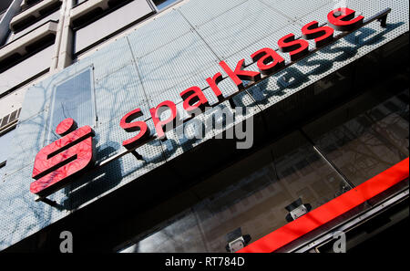 Hanovre, Allemagne. 28 Février, 2019. Le logo de la Sparkasse est suspendu à une branche de la Sparkasse Hannover. Dans une année difficile en 2018, la Basse-saxe 42 banques d'épargne ont raté leur année précédente. Credit : Julian Stratenschulte/dpa/Alamy Live News Banque D'Images