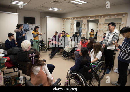 (190228) -- BEIJING, 28 février 2019 (Xinhua) -- les patients atteints de maladies rares à se préparer pour leur performance dans de rares "Hug", un drame sur les maladies rares, à Beijing Tianqiao Performance Arts Center à Beijing, capitale de Chine, le 27 février, 2019. Rare "Hug", un drame chinois sur les maladies rares, a été organisé à Beijing Tianqiao Performing Arts Centre Le mercredi soir à l'occasion de la 12e journée des maladies rares, qui tombe le 28 février 2019 sous le thème "Combler les soins de santé et la protection sociale." Le drame est joué par les patients atteints de maladies rares en collaboration avec leurs parents. Assisté par deux directeurs bénévoles, le ca Banque D'Images