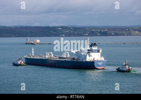 Whitegate, Cork, Irlande. 28 Février, 2019. Port de Cork remorqueur Alex aider le 250 mètres Searanger pétroliers alors qu'elle se rend à un poste à quai à la raffinerie de pétrole de Whitegate Co. Cork, Irlande. Crédit : David Creedon/Alamy Live News Banque D'Images