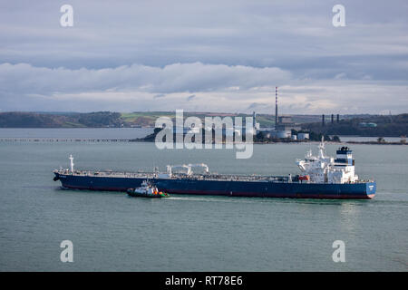 Whitegate, Cork, Irlande. 28 Février, 2019. Port de Cork remorqueur Alex aider le 250 mètres Searanger pétroliers alors qu'elle se rend à un poste à quai à la raffinerie de pétrole de Whitegate Co. Cork, Irlande. Crédit : David Creedon/Alamy Live News Banque D'Images