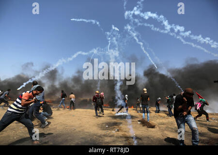 11 mai 2018 - Khan Younis, dans la bande de Gaza, territoire palestinien occupé - un fichier photo prise le 11 mai 2018 montre des manifestants palestiniens se rassemblent durant les affrontements avec les forces de sécurité israéliennes froces dans une tente de protestation de la ville où les Palestiniens exigent le droit de retourner dans leur patrie, à l'occasion du 70e anniversaire de la Nakba '''', et contre l'ambassade des Etats-Unis d'aller à Jérusalem à Israel-Gaza Israel-Gaza frontière à la frontière, à Khan Younis dans le sud de la bande de Gaza. Israël a rejeté les conclusions d'une sonde de l'ONU publiée le 28 février dans sa réponse des soldats pour Gaza troubles qui a débuté en mars de l'année dernière, Banque D'Images