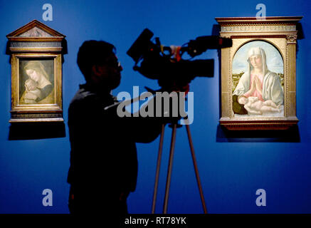 28 février 2019, Berlin : un caméraman filme l'peintures 'Madonna avec enfant (r)' de Giovanni Bellini et 'Madonna avec l'enfant de l'artiste Andrea Mantegna dans l'exposition 'Mantegna et Bellini. Maître de la Renaissance' dans la galerie à le Kulturforum. L'exposition spéciale des Musées nationaux de Berlin et le National Gallery, Londres en collaboration avec le British Museum s'étend du 01.03.2019 au 30.06.2019. Photo : Britta Pedersen/dpa Banque D'Images