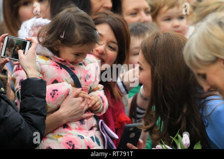 Ballymena, comté d'Antrim, en Irlande du Nord. 28 février 2019. Son Altesse Royale le duc et la duchesse de Cambridge à la rencontre du public à Ballymena, comté d'Antrim, jeudi, 28 févr. 2019. Prince William et Kate ont rencontré le public de Ballymena le deuxième jour de leur visite en Irlande du Nord. Crédit : Paul McErlane/Alamy Live News Banque D'Images