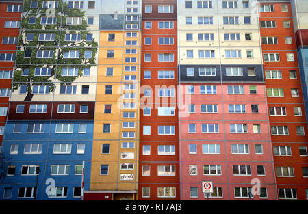 Berlin, Allemagne. 28 Février, 2019. Les bâtiments préfabriqués colorés sur la Frankfurter Allee dans le quartier de Friedrichshain. Selon une étude, l'augmentation rapide des prix de l'immobilier et des loyers en Allemagne pourrait continuer pendant des années à venir. Selon une analyse publiée par la Deutsche Bank à Francfort, l'essor du marché de l'immobilier se poursuivra en 2019 et pourrait étendre "à 2022 ou au-delà". (À l'afp le "Deutsche Bank : les prix de l'immobilier sont susceptibles d'augmenter dans les années à venir' à partir de 28.02.2019) Crédit : Wolfgang Kumm/dpa/Alamy Live News Banque D'Images