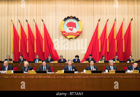 (190228) -- BEIJING, 28 février 2019 (Xinhua) -- Wang Yang (C, avant), président de la Conférence consultative politique du peuple chinois (CCPPC) Comité National, assiste à la séance d'ouverture de la cinquième session du Comité permanent de la 13ème CCPPC Comité national à Beijing, capitale de Chine, le 28 février 2019. (Xinhua/Huang Jingwen) Banque D'Images