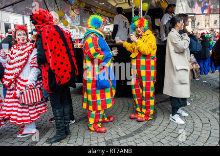 Dusseldorf, Allemagne. 28 février 2019. Les gens sont vus portant des costumes et la consommation de bière au cours de la célébration. Le premier jour du carnaval ou Altweiberfastnacht, les femmes (appelé Möhnen) Tempête le conseil municipal Offices pour capturer le Seigneur Maire et prendre en charge l'administration de la ville pour la nuit et c'est l'ouverture officielle du carnaval de rue dans la vieille ville de Düsseldorf. Credit : SOPA/Alamy Images Limited Live News Banque D'Images